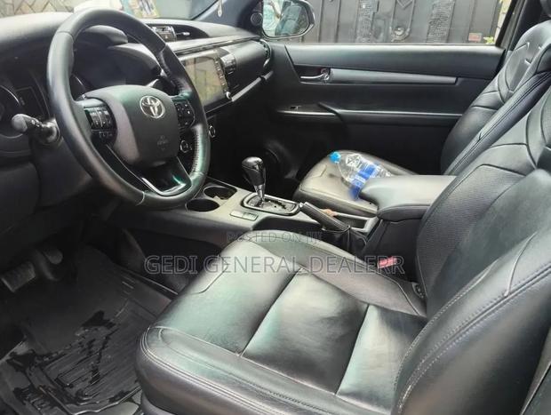 Toyota Hilux 2022 Gray