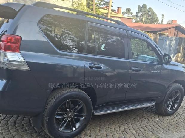 Toyota Land Cruiser Prado 2012 Matt Black