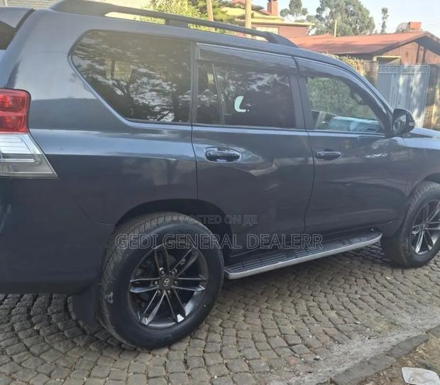 Toyota Land Cruiser Prado 2012 Gray