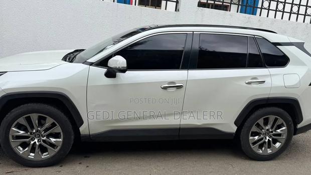 Toyota RAV4 2021 White