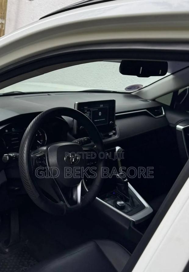 Toyota RAV4 2021 White