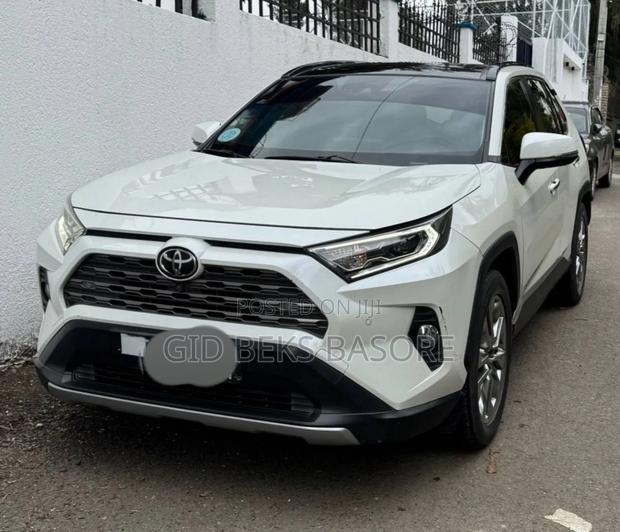 Toyota RAV4 2021 White