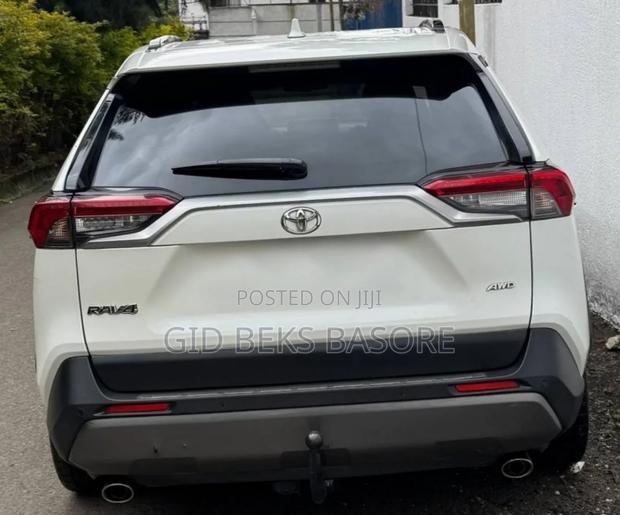 Toyota RAV4 2021 White