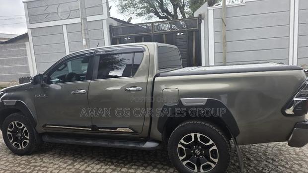 Toyota Hilux 2021 Purple