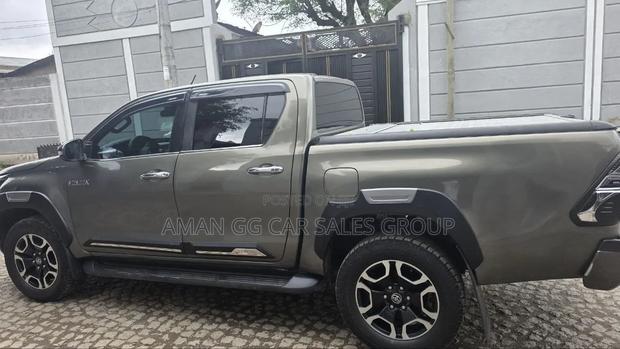 Toyota Hilux 2021 Purple