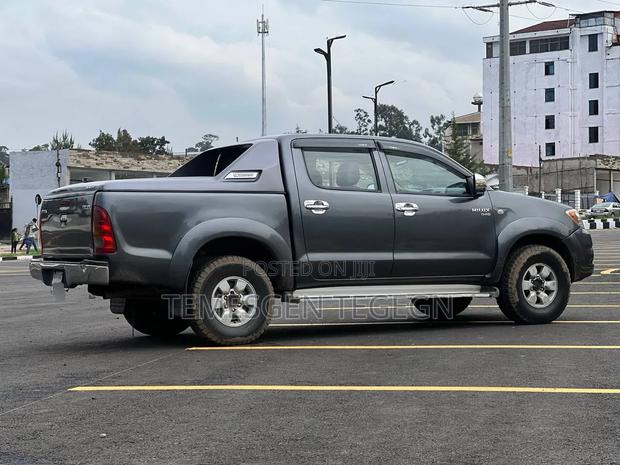 Toyota Hilux 2010 Black