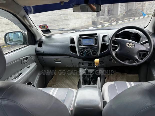 Toyota Hilux 2010 Gray