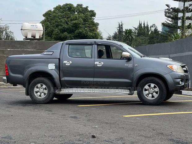 Toyota Hilux 2010 Gray