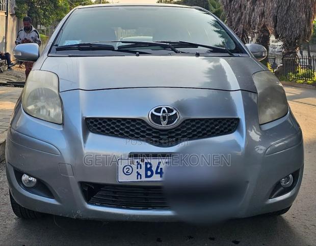 Toyota Yaris 2010 Gray