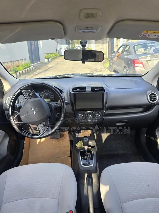 Mitsubishi Attrage 2022 Silver