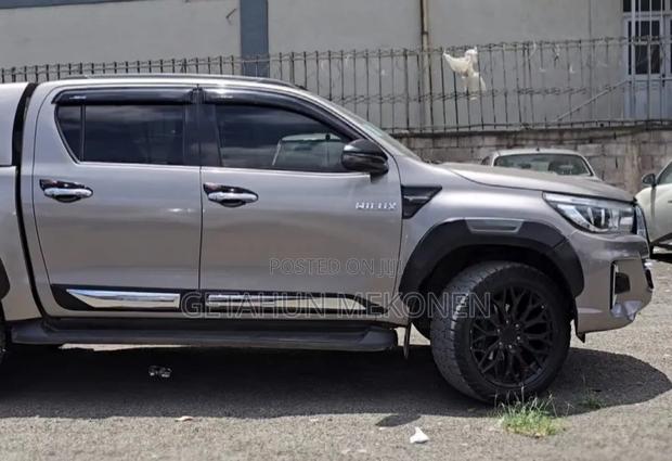 Toyota Hilux 2019 Gold