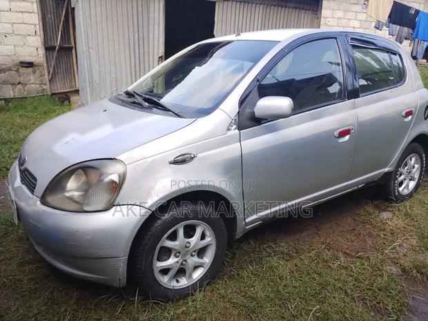 Toyota Vitz 2001 Silver
