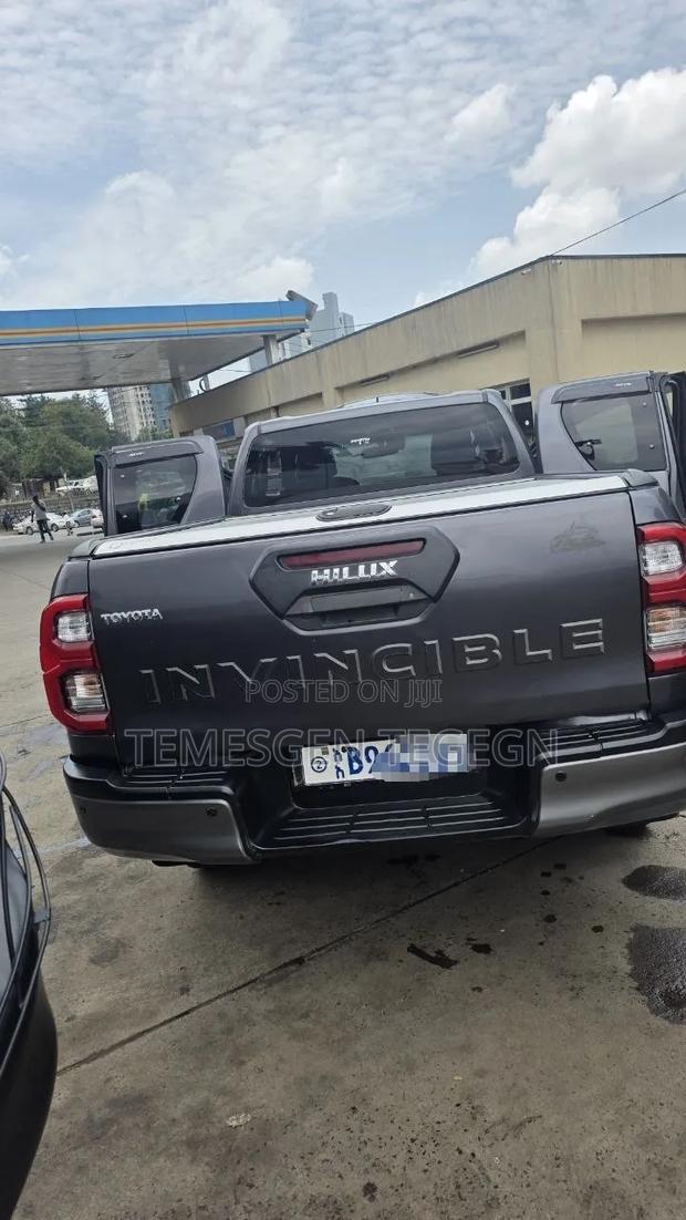 Toyota Hilux 2021 Black