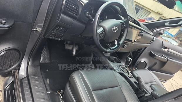 Toyota Hilux 2021 Black