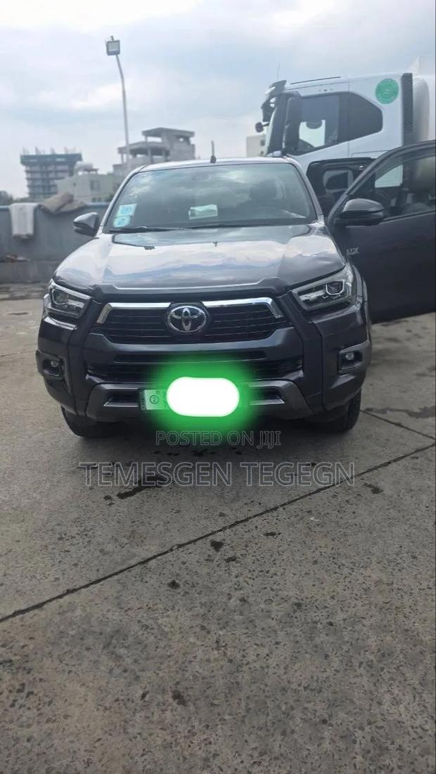 Toyota Hilux 2021 Black