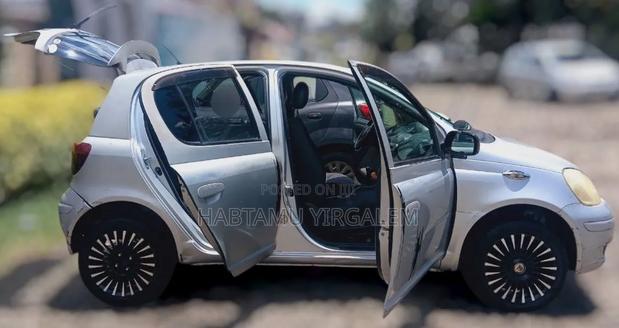 Toyota Vitz 2004 Silver