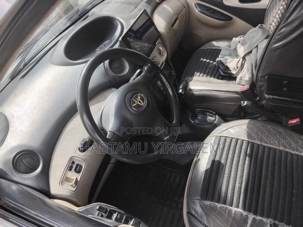 Toyota Vitz 2004 Silver