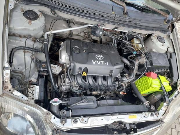 Toyota Vitz 2004 Silver