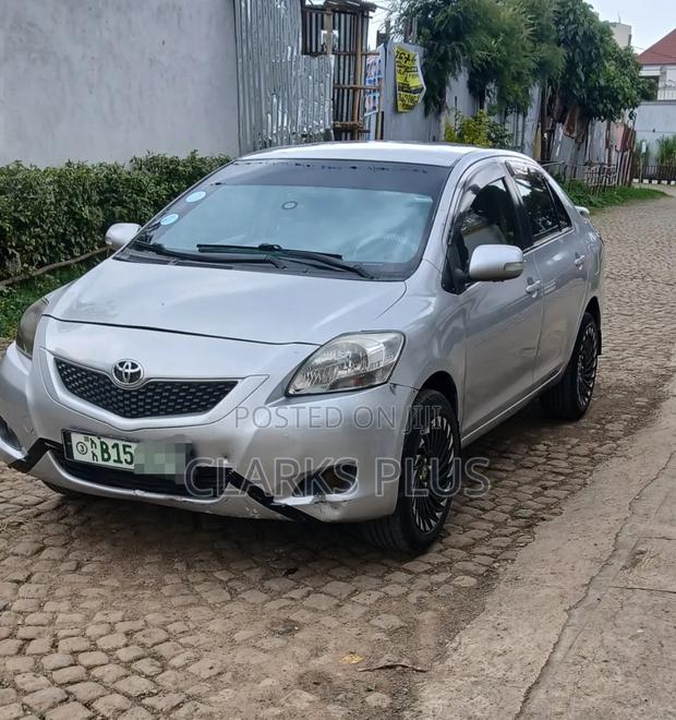 Toyota Belta 2010 Silver