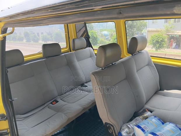 Volkswagen Microbus 2001 Yellow