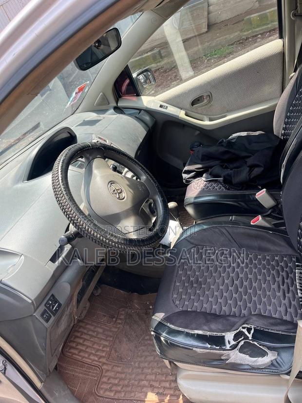 Toyota Yaris 2010 Silver