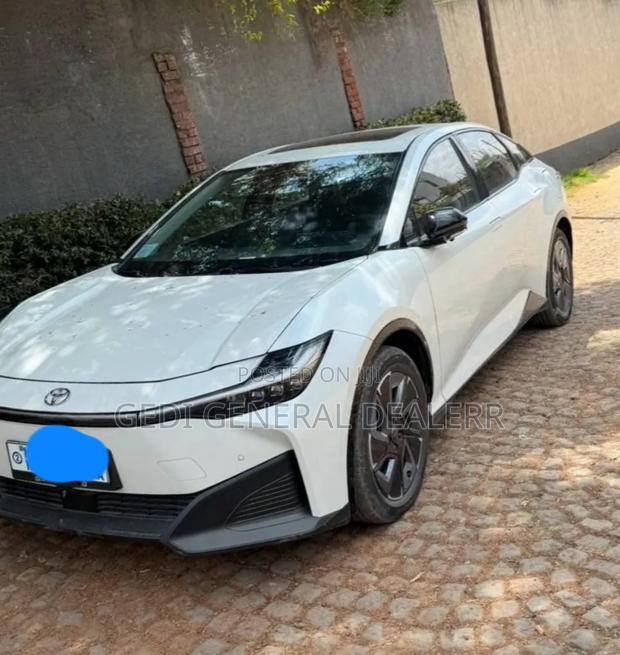Toyota bZ3 63 kWh FWD 2023 White