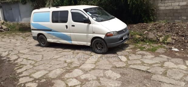 Toyota Hilux 2002 White