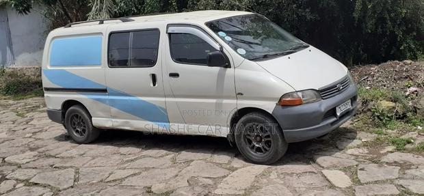 Toyota Hilux 2002 White