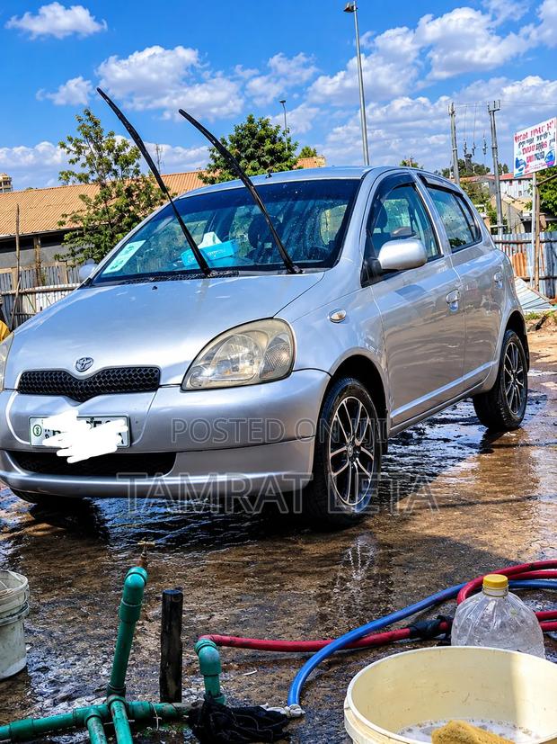 Toyota Vitz 2001 Silver