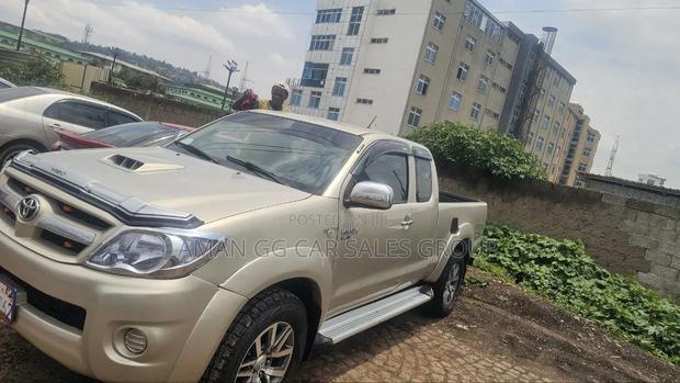 Toyota Hilux 2009 Maroon