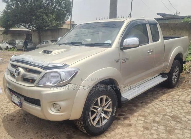 Toyota Hilux 2009 Maroon