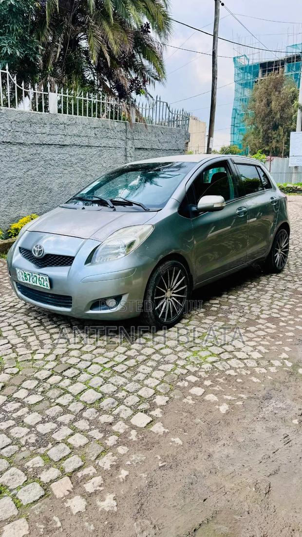 Toyota Yaris 2010 Gray