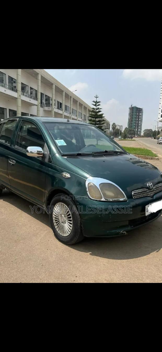 Toyota Vitz 2000 Green