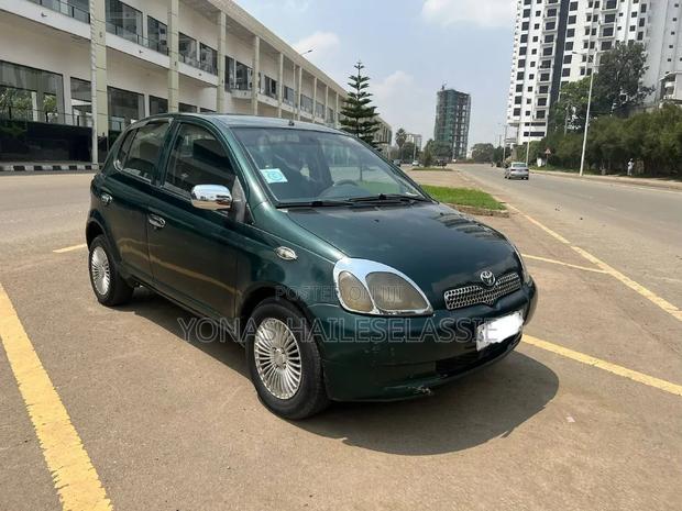 Toyota Vitz 2000 Green