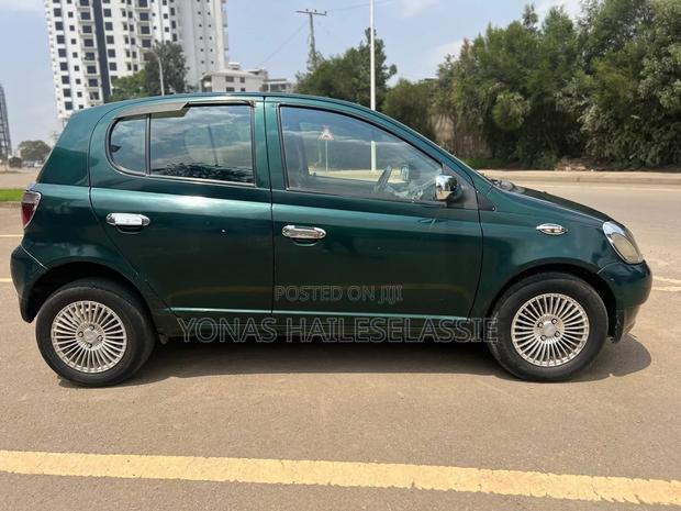 Toyota Vitz 2000 Green