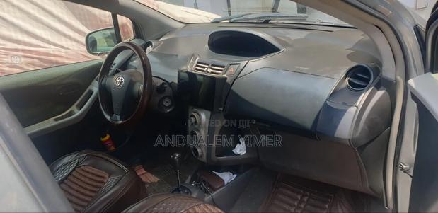 Toyota Yaris 1.0 HB T1 2007 Gray