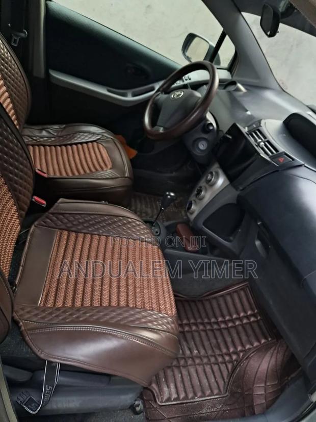 Toyota Yaris 1.0 HB T1 2007 Gray