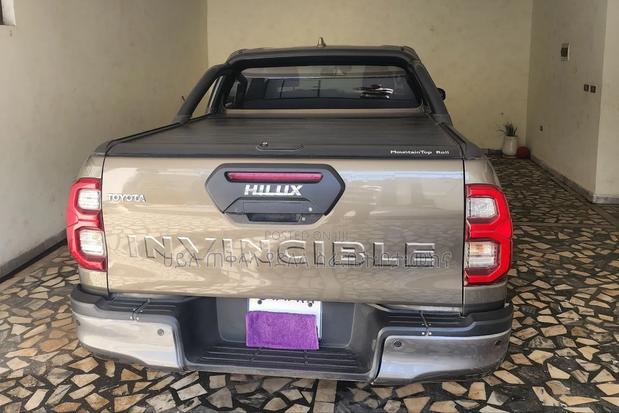 Toyota Hilux 2022 Orange