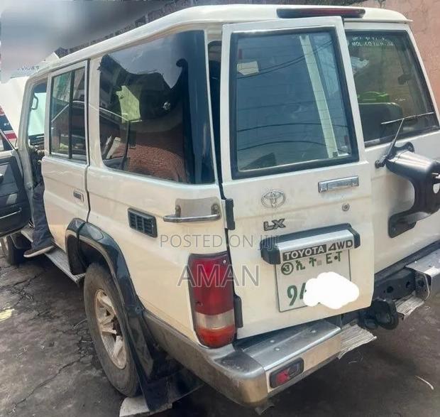 Toyota Land Cruiser 2017 White