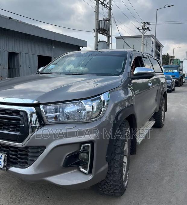 Toyota Hilux 2018 Gray