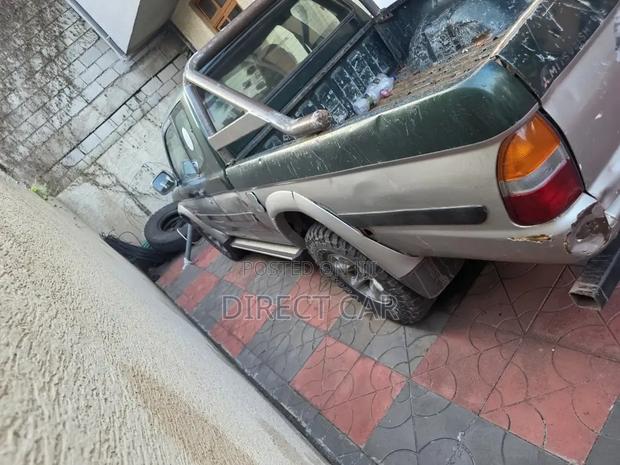 Mitsubishi L200 2000 Green