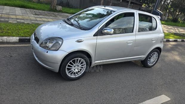 Toyota Vitz 2001 Silver