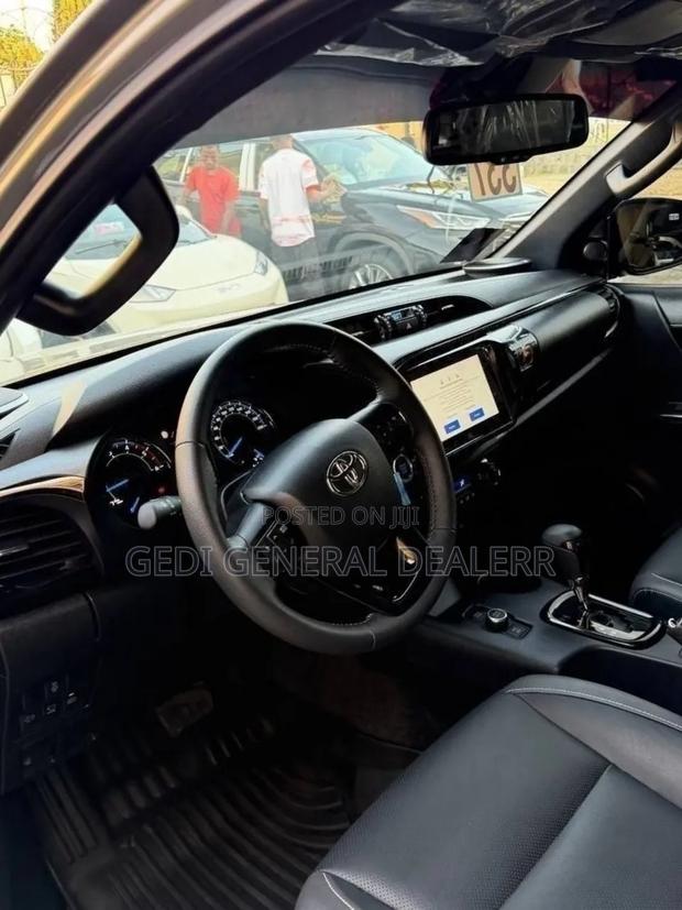 Toyota Hilux 2025 Gray