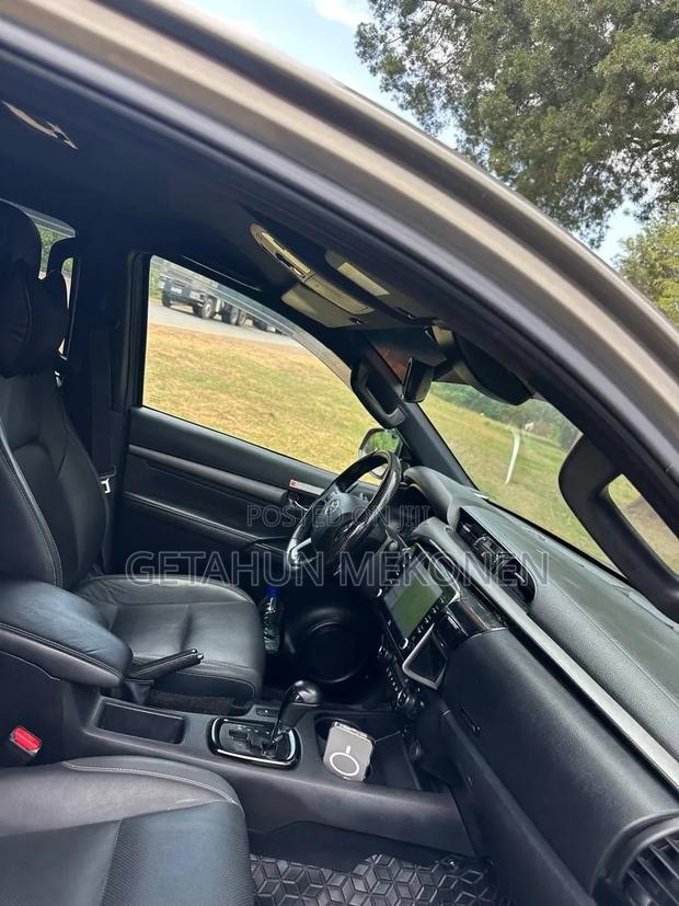 Toyota Hilux 2022 Gray