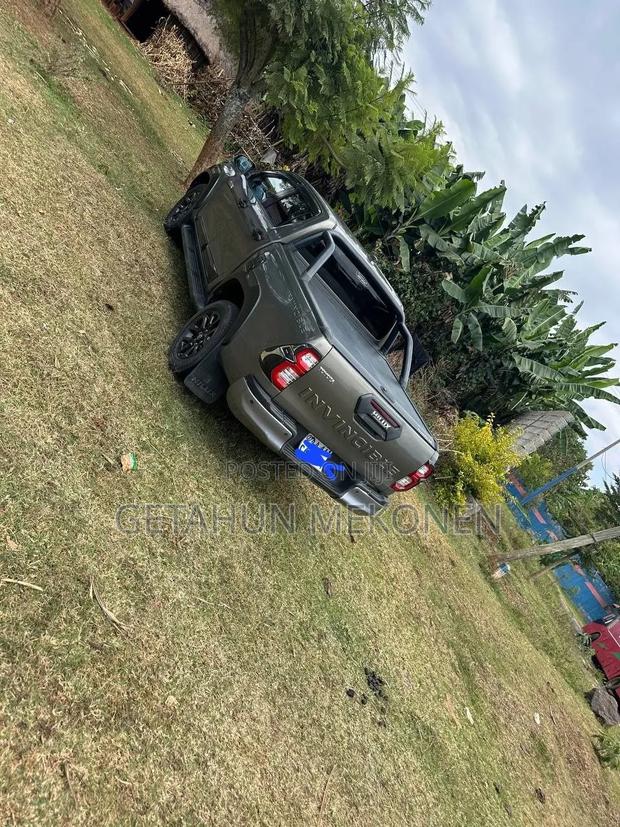 Toyota Hilux 2022 Gray