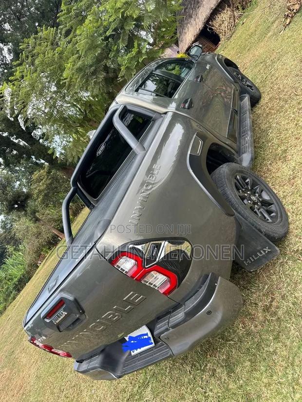 Toyota Hilux 2022 Gray