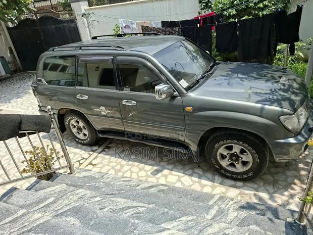 Toyota Land Cruiser HDJ 100 2001 Blue