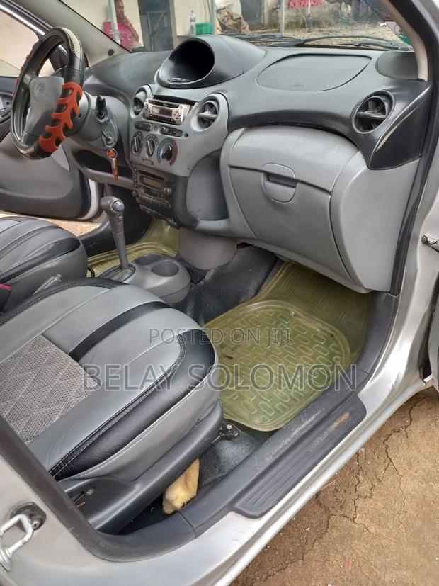 Toyota Vitz 2001 Silver