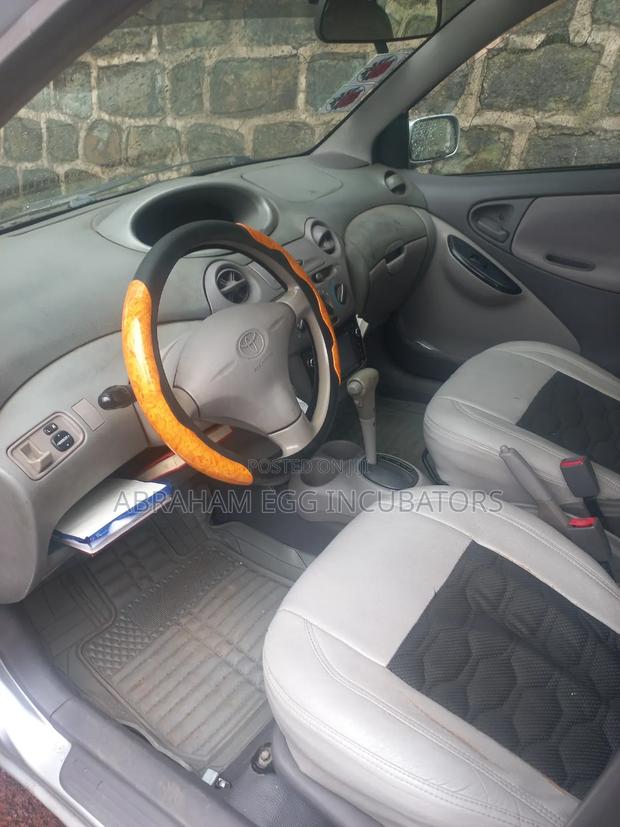 Toyota Platz 2000 Silver