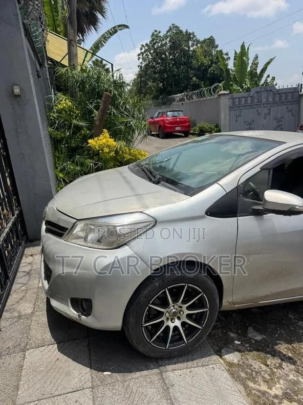 Toyota Yaris 2012 Silver